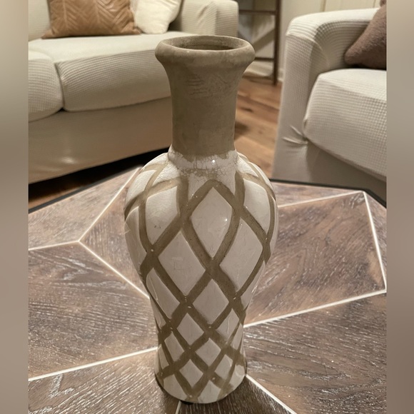 cream and tan ceramic vase - Picture 3 of 4